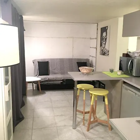 With One Bedroom In Raphael With Shared Pool And Wifi 100 M From The Beach * Saint-Raphaël